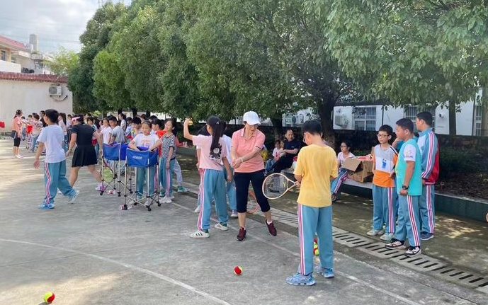 一群小孩站在人群里走描述已自动生成 一群小孩站在人群里走描述已自动生成