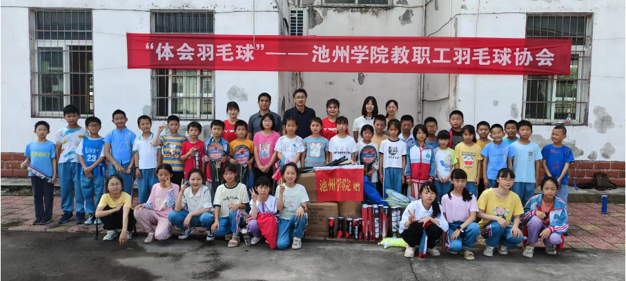 一群小孩站在人群中描述已自动生成 一群小孩站在人群中描述已自动生成