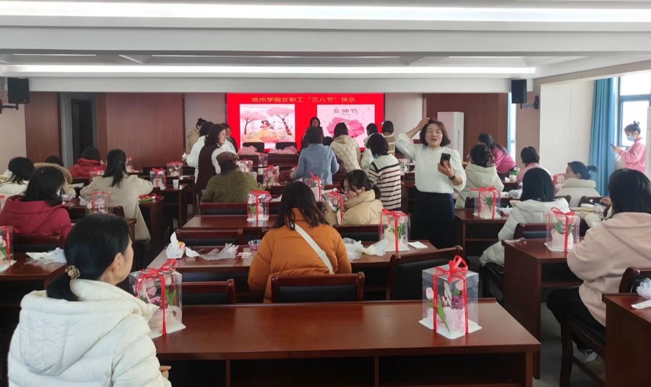 餐厅里的人们描述已自动生成 餐厅里的人们描述已自动生成