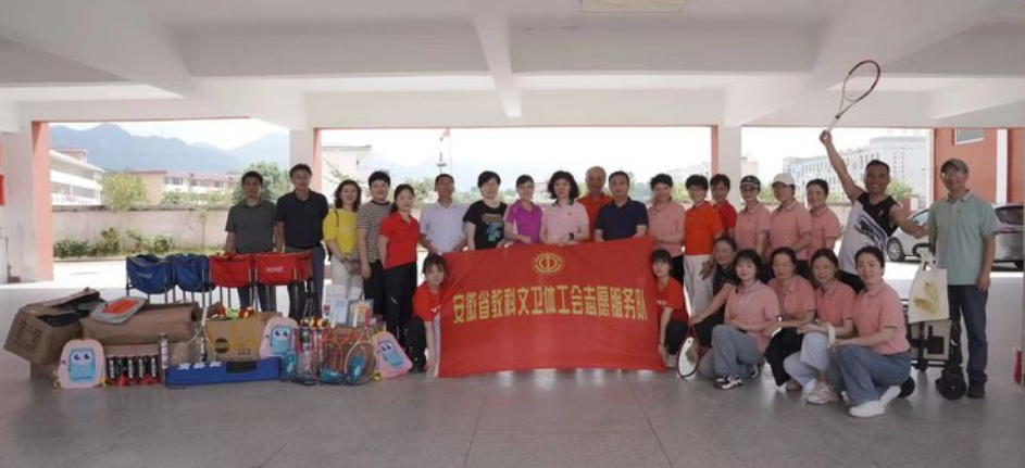 一群人站在台上中度可信度描述已自动生成 一群人站在台上中度可信度描述已自动生成