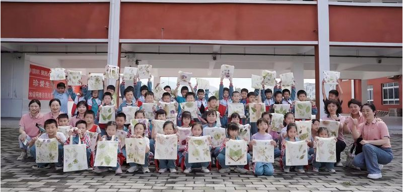 一群人站在一起描述已自动生成 一群人站在一起描述已自动生成